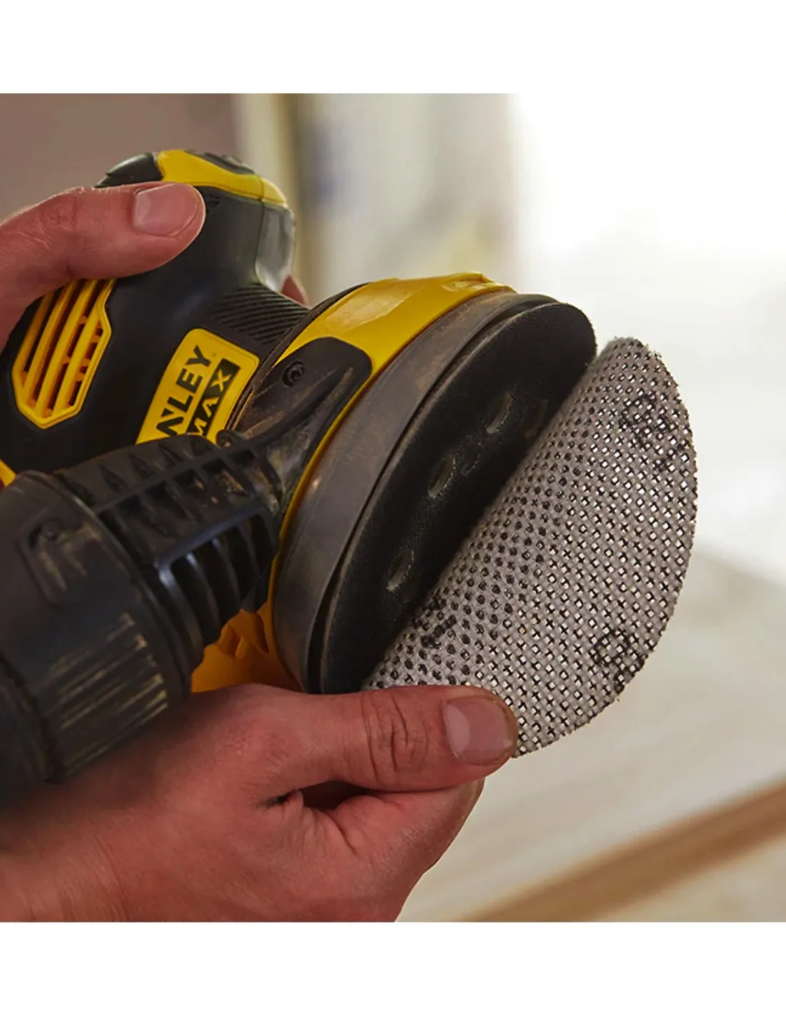 Ponceuse Excentrique STANLEY FatMax SFMCW220D2T (2 x 2,0 Ah + Chargeur + TSTAK VI)